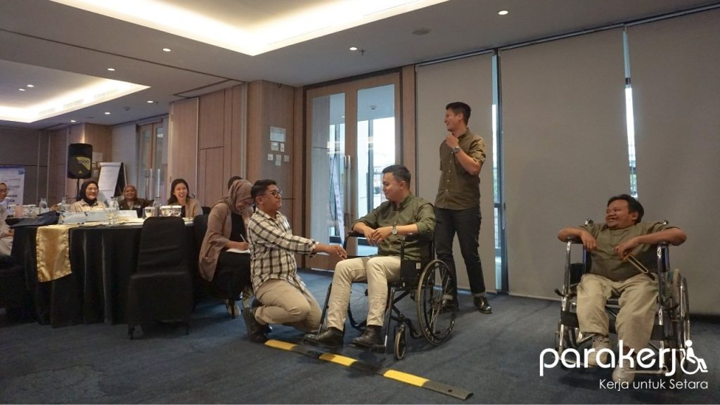 simulasi penggunaan kursi roda