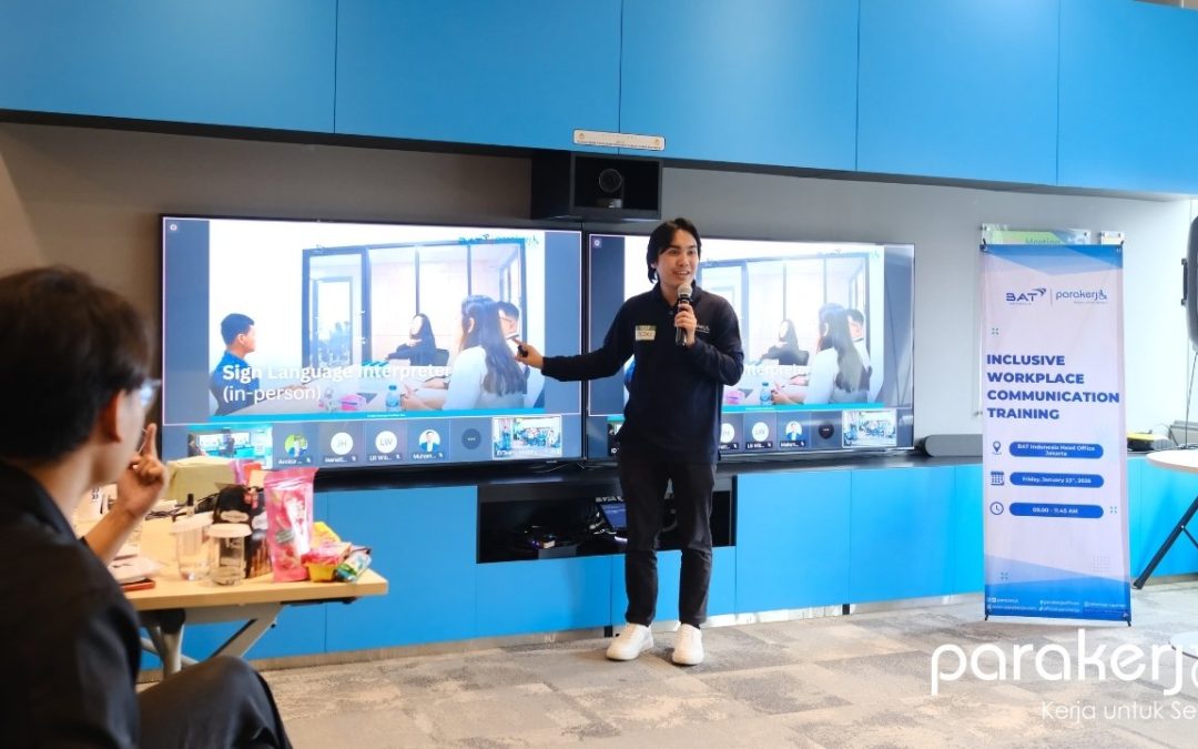 Rezki Achyana, CEO Parakerja, yang membawakan materi terkait Disability Awareness dan Inclusive Communication.