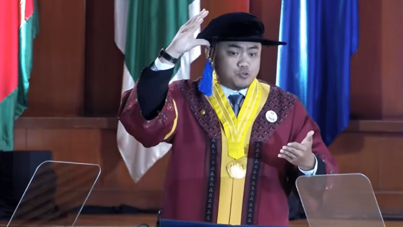 Mahasiswa Tuli Unpad Berpidato di Wisuda Kisah Inspiratif Hasbi Ridla Ilahi