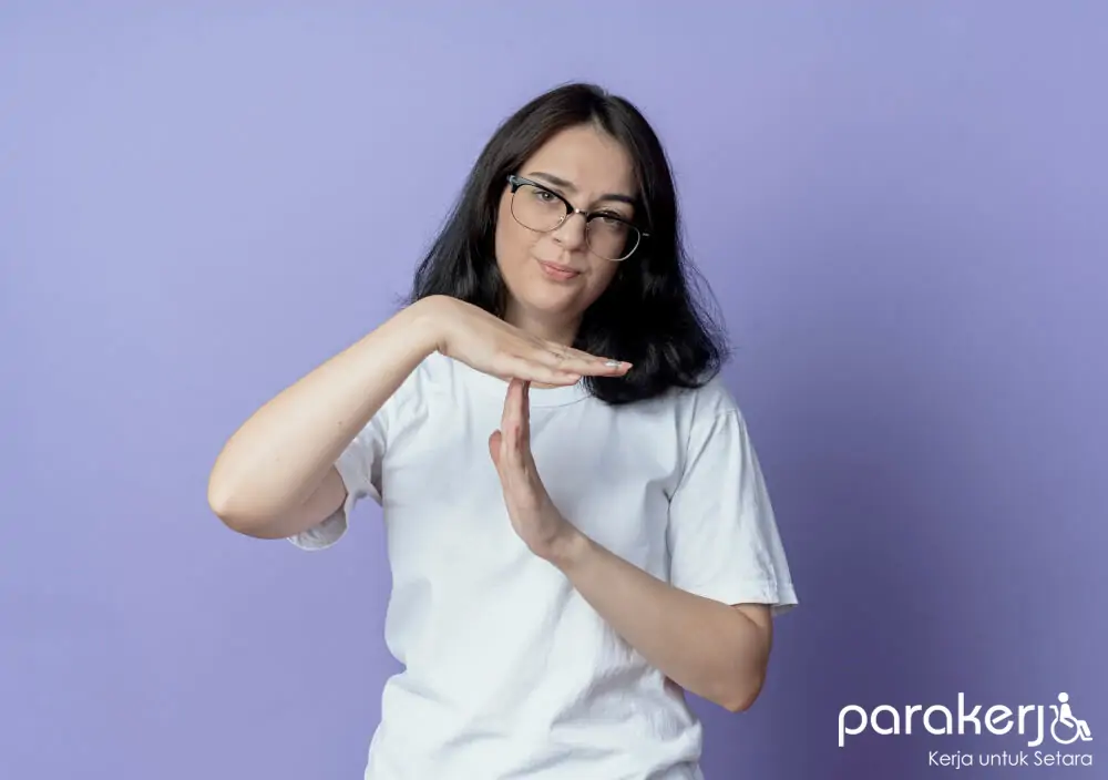 Sesi Praktik Pelatihan Bahasa Isyarat untuk Institusi Pemerintah Peserta institusi pemerintah mengikuti sesi praktik pelatihan bahasa isyarat BISINDO